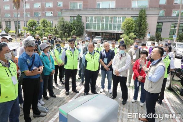 ▲澎湖縣陳光復縣長、澎湖縣副議長藍凱元及局處首長率員前來台南參訪，市長黃偉哲就台南市建置智慧化交通、停車管理等數位軟硬體建設，分享台南經驗。（圖／記者林悅翻攝，下同）