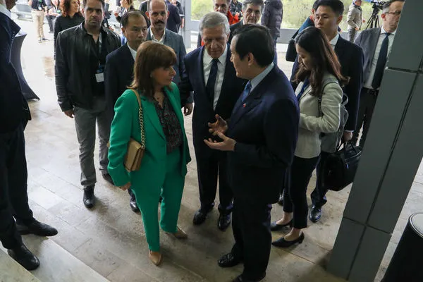 ▲馬前總統與希臘總統Katerina Sakellaropoulou 及論壇創辦人Symeon G. Tsomokos （著綠色西裝外套為希臘總統，灰色頭髮為論壇創辦人）（圖／馬辦提供）