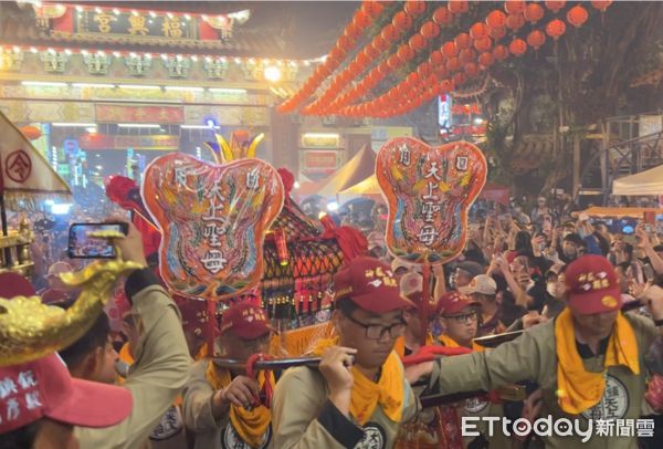 ▲大甲鎮瀾宮媽祖鑾轎於今日晚間再度駐駕雲林西螺福興宮太平媽祖廟，湧入上萬信眾參拜祈福，圍繞著滿搶換「壓轎金」及「紅菱」的虔誠信徒。（圖／記者蔡佩旻攝）