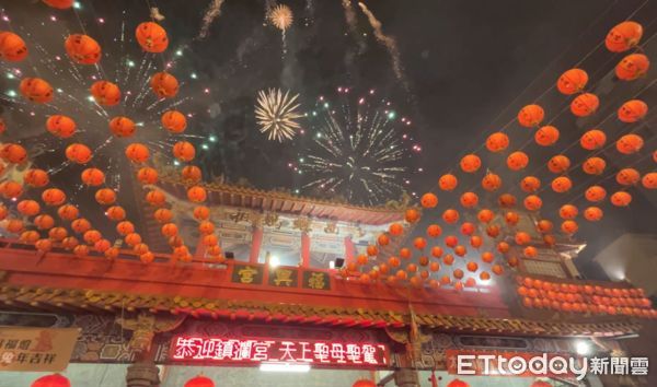 ▲大甲鎮瀾宮媽祖鑾轎於今日晚間再度駐駕雲林西螺福興宮太平媽祖廟，湧入上萬信眾參拜祈福，圍繞著滿搶換「壓轎金」及「紅菱」的虔誠信徒。（圖／記者蔡佩旻攝）