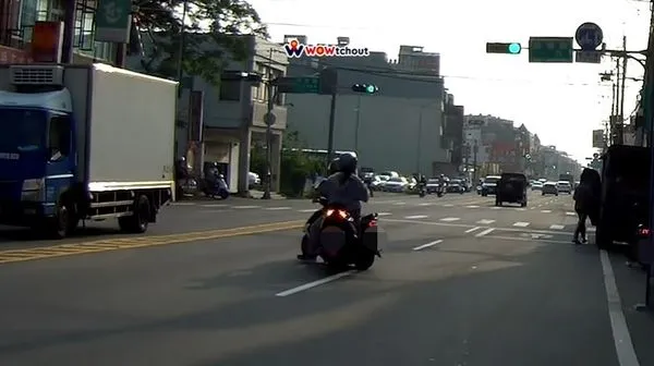 阿伯鬼切迴轉雙殺　騎士急到「輪胎冒煙」下秒飛撲慘摔（圖／翻攝自YouTube／WoWtchout地圖型行車影像分享平台）