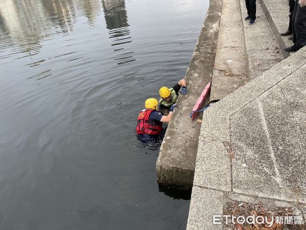 ▲落水女子被救起時已明顯死亡。（圖／記者吳世龍翻攝）