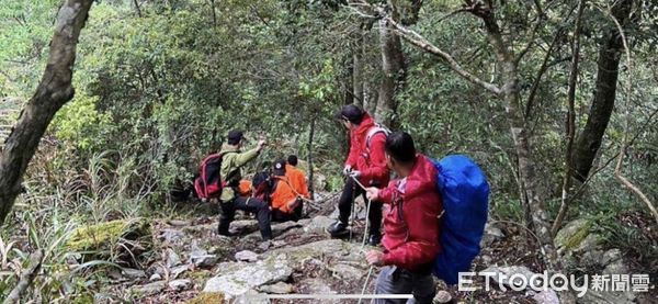 ▲▼受傷男子由2隊警消人員護送下山就醫。（圖／記者王兆麟翻攝，下同）