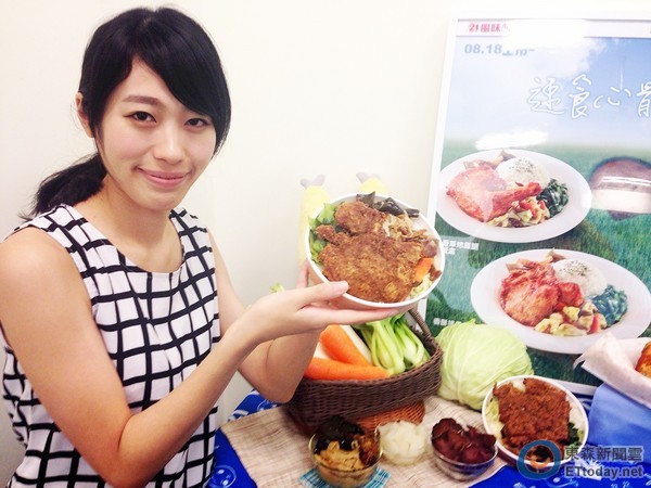 21世紀風味館推出便當新品香酥排骨餐盒。（圖／記者魏妤庭攝）