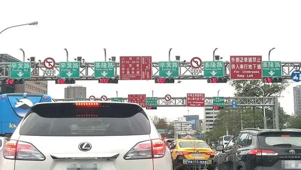 網友分享開車到台北市某路段，看到琳瑯滿目的標誌，讓他腦袋瞬間打結。（翻攝自臉書社團路上觀察學院）