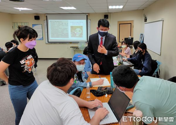 ▲于寳憶高職畢業後勇闖職涯，陸續做過飲料店員、門市人員及作業員，最後終於靠勞動部免費的委外職前訓練班，找到未來志向。（圖／記者林悅翻攝，下同）