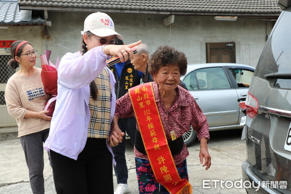 ▲90歲資深主婦許陳圓年輕時每天徒步來回10公里挑水、勤儉持家，獲南投市模範母親殊榮。（圖／資料照片，南投市公所提供）