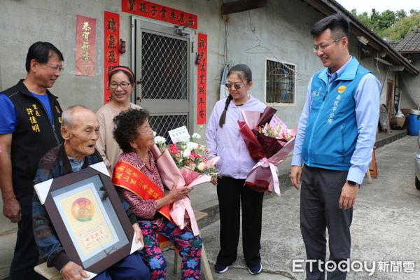 ▲90歲資深主婦許陳圓年輕時每天徒步來回10公里挑水、勤儉持家，獲南投市模範母親殊榮。（圖／南投市公所提供）