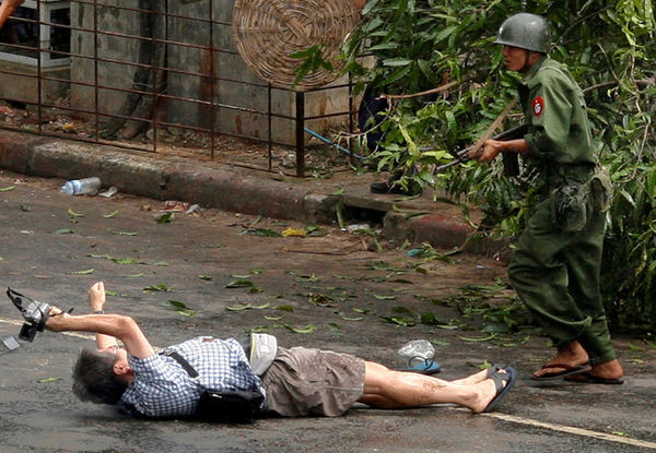 ▲▼ 日本50歲記者長井健司2007年在緬甸採訪「番紅花革命」時中彈死亡，家人公開他生前所拍下的最後畫面。（圖／路透）