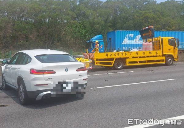 ▲▼國道3號北上通霄路段27日上午休旅車撞擊緩撞工程車，肇事原因疑似BMW駕駛開啟自動輔助系統，未注意車前狀況而肇事。（圖／記者蔡文淵翻攝）