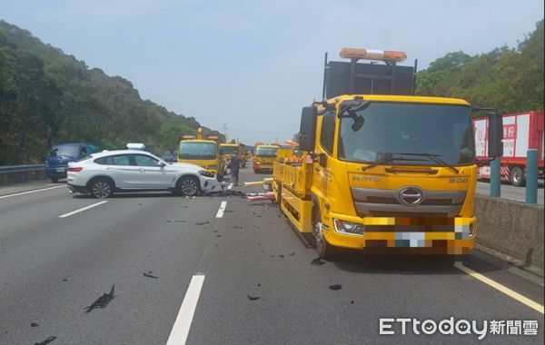 ▲▼國道3號北上通霄路段27日上午休旅車撞擊緩撞工程車，肇事原因疑似BMW駕駛開啟自動輔助系統，未注意車前狀況而肇事。（圖／記者蔡文淵翻攝）