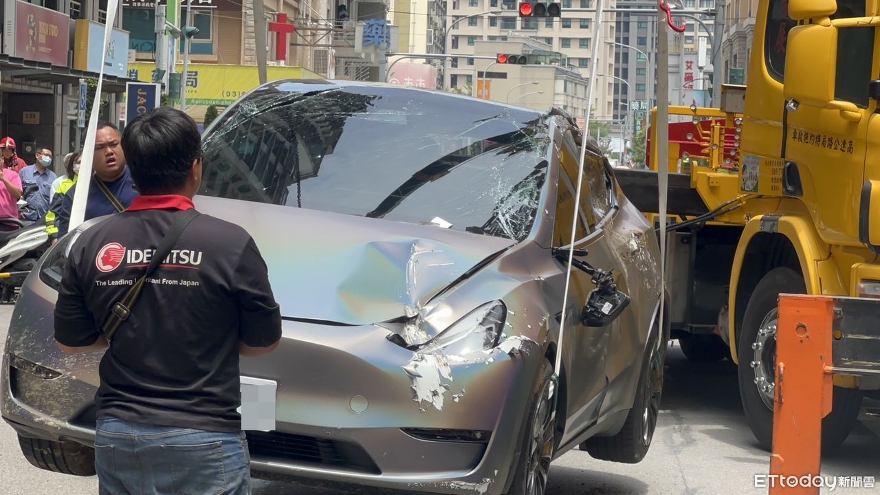 竹北天坑吃特斯拉！　「車體險甲、乙式」可啟動理賠 | ETtoday財經雲 | ETtoday新聞雲