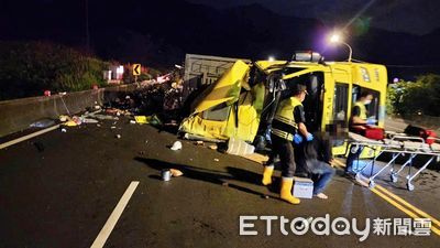 快訊／瑞芳台2線貨櫃車翻覆　「占1車道」駕駛脫困送醫