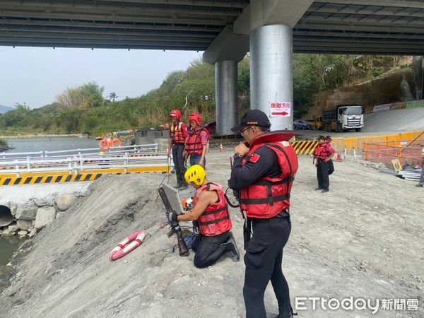 ▲台南市消防局第二大隊玉井中隊及分隊，於玉井橋下執行汛期應變防災技搶巧演練。（圖／記者林悅翻攝，下同）