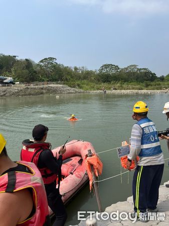 ▲台南市消防局第二大隊玉井中隊及分隊，於玉井橋下執行汛期應變防災技搶巧演練。（圖／記者林悅翻攝，下同）