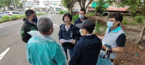 ▲新竹市政府秘書長張治祥視察生命園區成德路與成德一街口閒置空地。（圖／新竹市政府提供）