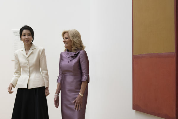 ▲▼▲▼美國第一夫人吉兒26日和南韓第一夫人金建希參訪華府國家藝廊。（圖／達志影像／美聯社）