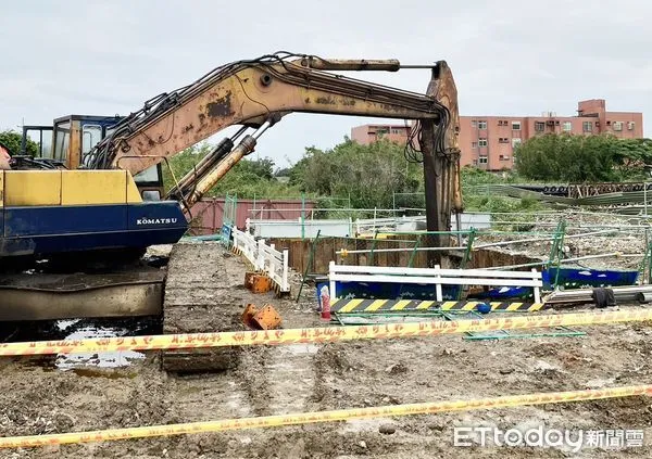 ▲中油公司在西濱公路29K處進行管線遷移工程，昨天上午發生賴姓工人不慎墜落工地意外傷重不治。（圖／記者沈繼昌翻攝）