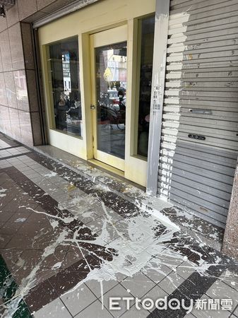 ▲台南安平區育平路一家宗教文物店，4月15日遭人潑漆，且地上留有雞蛋殼碎片。（圖／記者林悅翻攝，下同）