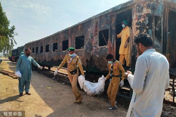 ▲▼巴基斯坦一輛列車起火導致7人死亡。（圖／CFP）