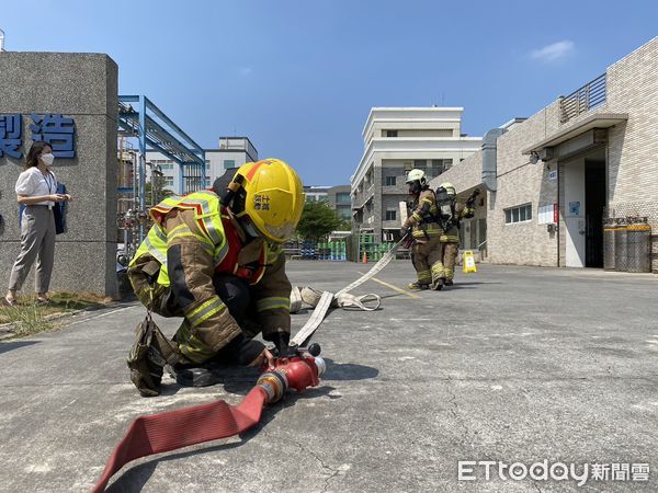 ▲台灣力森諾科特殊氣體公司與台南市消防局第六大隊合作辦理氣體洩漏事故搶救演練。（圖／記者林悅翻攝，下同）