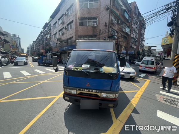 ▲▼ 員警處理車禍被小貨車撞            。（圖／記者戴上容翻攝）