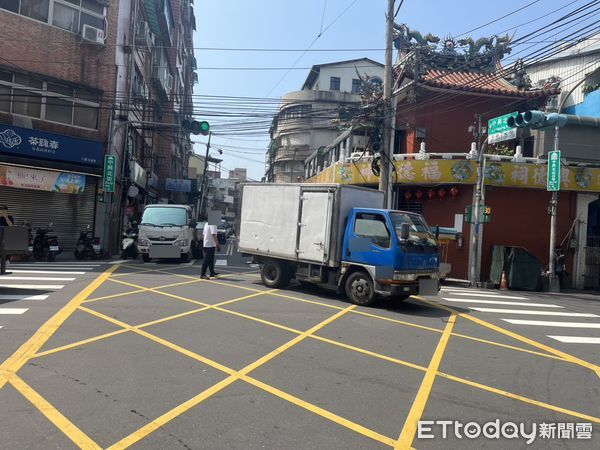 ▲▼ 員警處理車禍被小貨車撞            。（圖／記者戴上容翻攝）