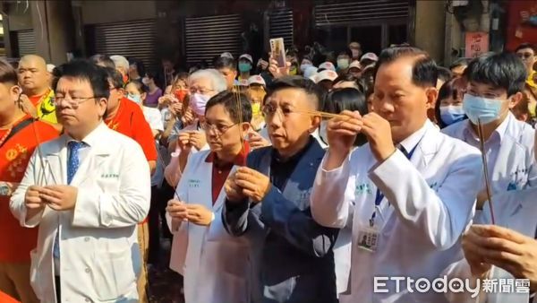 ▲大甲媽回鑾，女隨香客為癌父祈福，走到雙腳起水泡。（圖／宏仁醫院提供，下同）