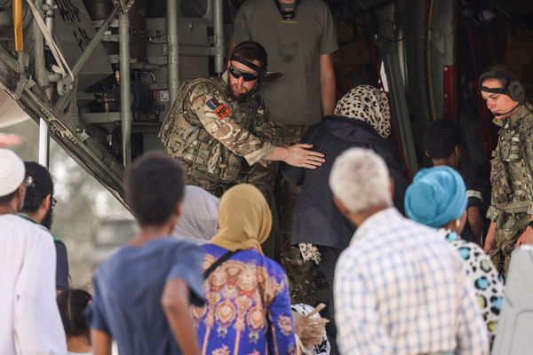 ▲▼英國軍隊協助公民自蘇丹撤離。（圖／路透）