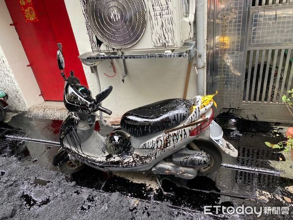 ▲新北市板橋區民有街施工意外，工程車軟管破裂瀝青狂噴。（圖／記者戴上容翻攝）