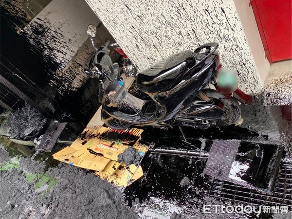▲新北市板橋區民有街施工意外，工程車軟管破裂瀝青狂噴。（圖／記者戴上容翻攝）