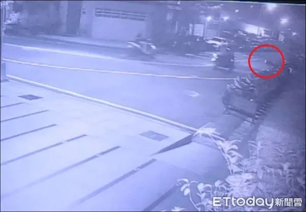 ▲▼1名騎士自摔後，身體撞倒路旁機車，誤以為沒事而離開現場，不料被開紅單。（圖／民眾提供，下同）