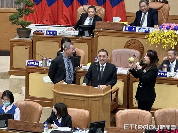 ▲▼  議員拿芭樂當手榴彈質詢    。（圖／記者崔至雲攝）