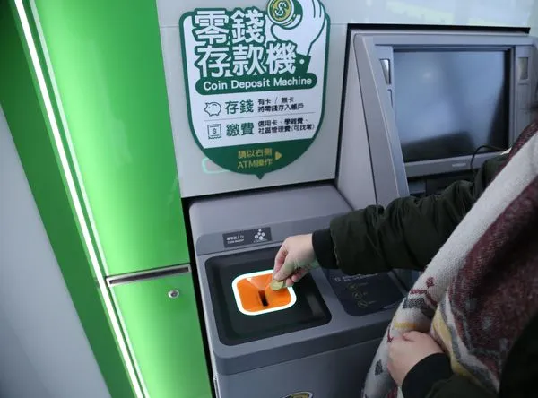 ▲國泰世華ATM零錢機獲BSI碳足跡盤查認證。（圖／國泰提供）