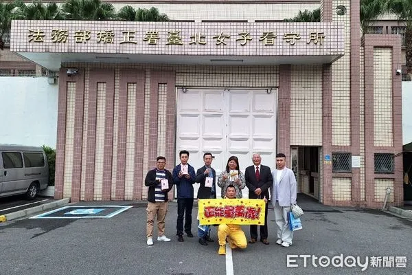 ▲▼更生人張登凱阿凱，一行人送書籍進台北女子看守所，由所長鄭翠芬接見。（圖／張登凱提供）
