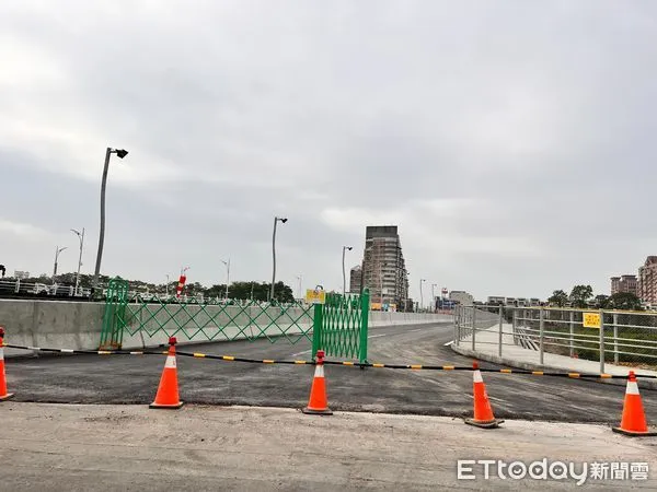 ▲▼台18線軍輝橋改建工程112年5月5日起封閉施工，人車改道上下游通行便橋 。（圖／記者翁伊森攝）