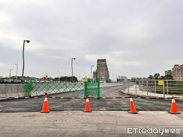 ▲▼台18線軍輝橋改建工程112年5月5日起封閉施工，人車改道上下游通行便橋 。（圖／記者翁伊森攝）