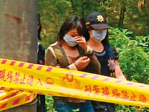 警方突破陳女心防，得知失蹤男童已死亡，並依其所述在龍眼樹下挖出男童的骨骸。（東森新聞提供）