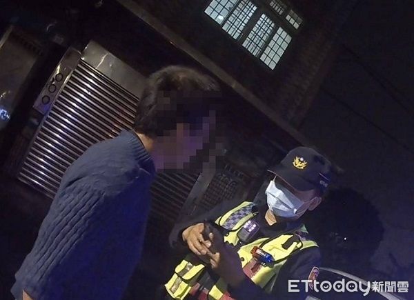 ▲泥醉男深夜喧囂擾人安寧，警方前往勸導。（圖／桃園警分局提供）