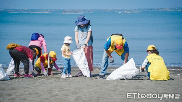 ▲台南市環保局首度於29日在安平觀夕平台舉辦大型春季淨灘活動，由市長黃偉哲帶領民間企業團體、環保志義工、外籍人士等約1300人一同淨灘。（圖／記者林悅翻攝，下同）