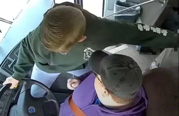 ▲▼美國13歲少年狄龍在回家途中發現校車司機突然昏厥，所幸他機警地將車子停到安全的地方，救了所有人的性命。（圖／翻攝自YouTube）