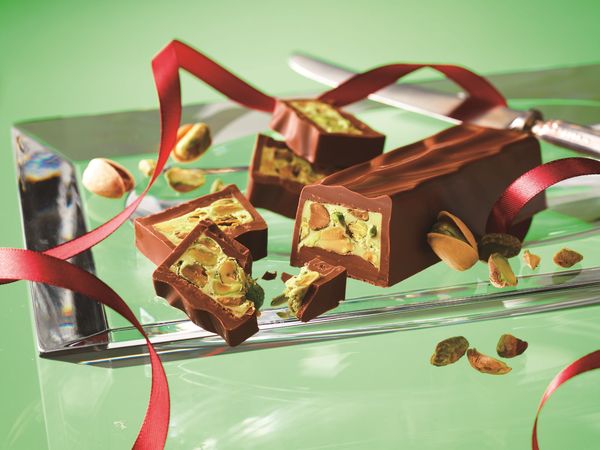 ▲▼搶攻母親節商機，city’super祭出ROYCE’巧克力「1+1優惠」，同時還有人氣「開心果巧克力系列」、「草莓生巧克力」回歸。（圖／業者提供）