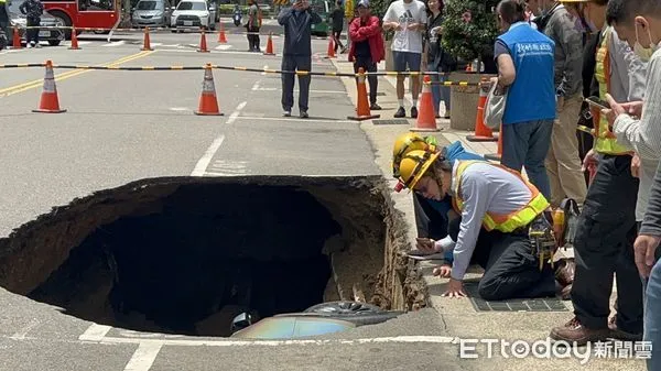 ▲新竹縣竹北「豐采520」建案工地旁路面4月27日發生塌陷。（圖／記者陳凱力攝）