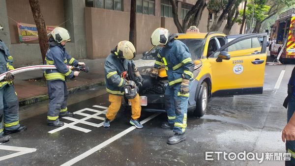 ▲▼疾管署旁小黃火燒車。（圖／記者邱中岳翻攝）