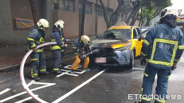 ▲▼疾管署旁小黃火燒車。（圖／記者邱中岳翻攝）