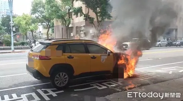 ▲▼疾管署旁小黃火燒車。（圖／記者邱中岳翻攝）