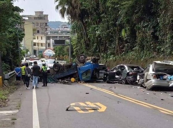 ▲▼ 桃園追撞車禍，全線封閉。（圖／翻攝臉書《重機車友 ❘ 各區路況天氣、資訊分享中心》）