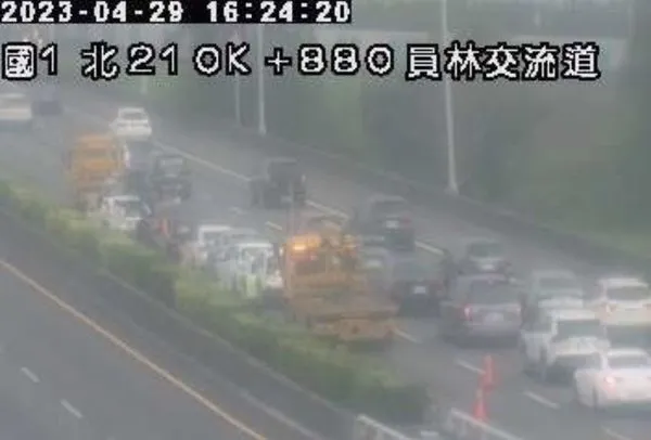 ▲▼             國道1號南下211公里處員林交流道今(29)日下午4時19分發生車禍。（圖／翻攝自國道監視器）