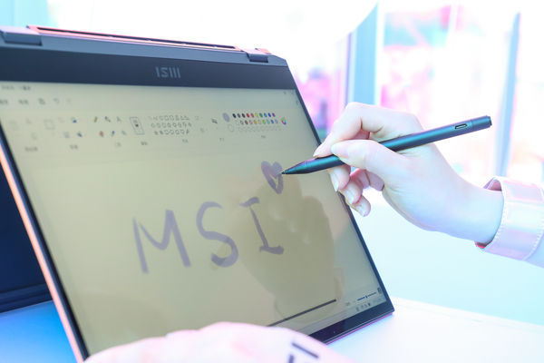 ▲▼MSI Summit E13 Flip Evo，是筆電也是平板， 360度翻轉設計及可觸控螢幕搭配專屬MSI Pen。（圖／記者林敬旻攝）            。