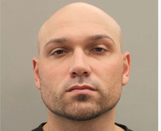 ▲▼德州29歲男子阿吉雷（Erick Aguirre）因為遭到騙取40美元的停車費，利用約會空檔槍殺一名46歲男子。（圖／翻攝自Twitter／@houstonpolice）